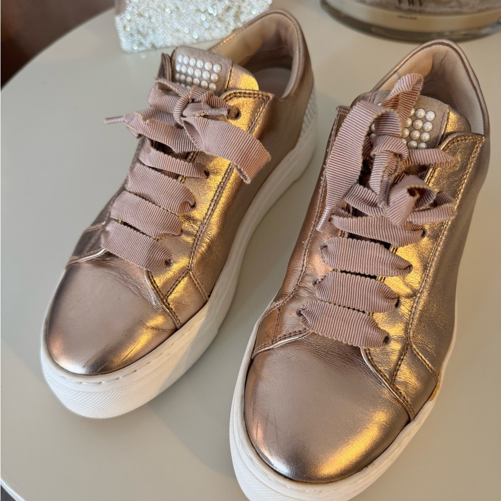 AGL ATTILIO GIUSTI LEOMBRUNI
Made in Italy. Like new. Gold metallic sneaker.